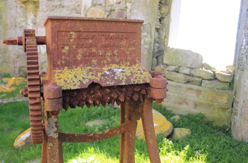 Rusting iron machine in an outbuilding at Vallay - any idea what its for?